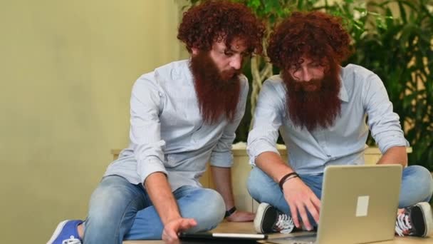 Mannelijke Tweeling Praten Met Behulp Van Laptop — Stockvideo