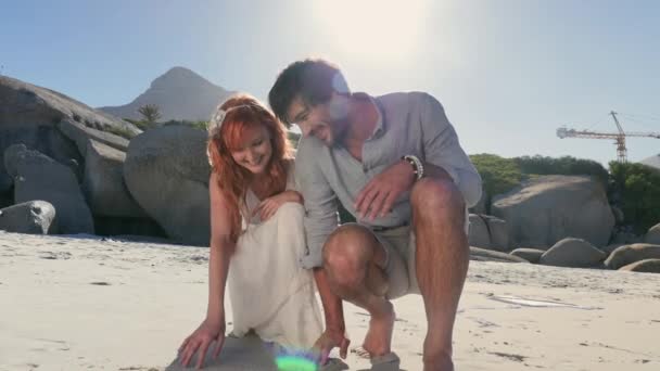 ビーチの砂の上を描くカップルの肖像画 — ストック動画