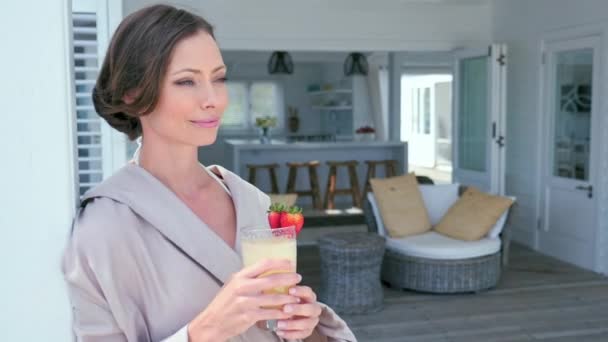 Portret Van Een Vrouw Met Cocktail Patio — Stockvideo