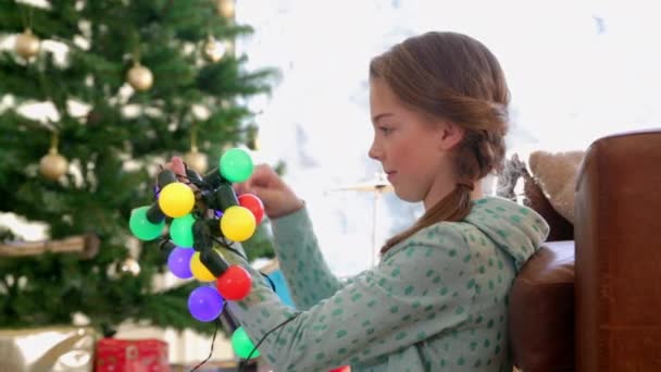 Noel Işıkları Tutan Kız Yan Görünüm — Stok video