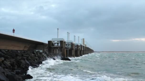 Zamknięte Bariery Powodziowe Podczas Burzy Morskiej — Wideo stockowe