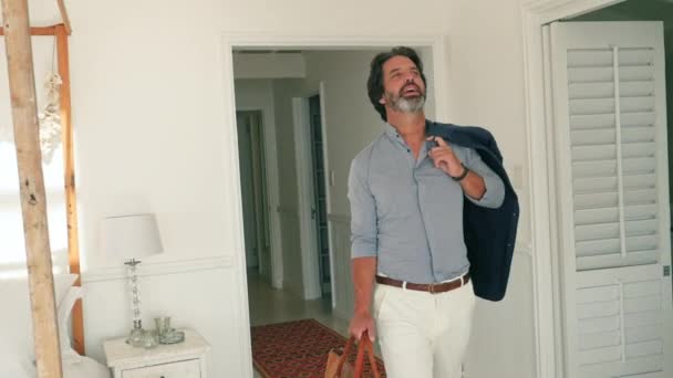 Hombre Sonriente Con Bolsa Entrando Dormitorio — Vídeos de Stock