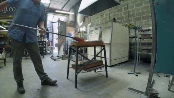 Man Smelting Glass Furnace — Stockvideo