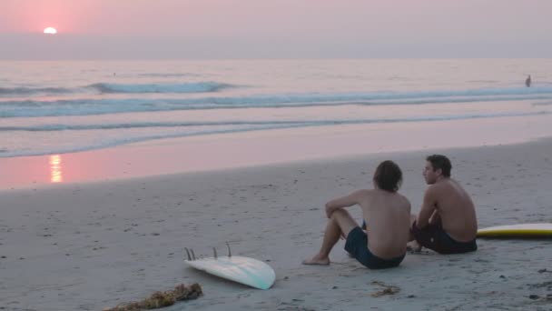 Surfisti Seduto Sulla Spiaggia Tramonto — Video Stock