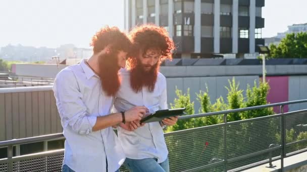 Jumeaux Utilisant Une Tablette Numérique Sur Balcon — Video