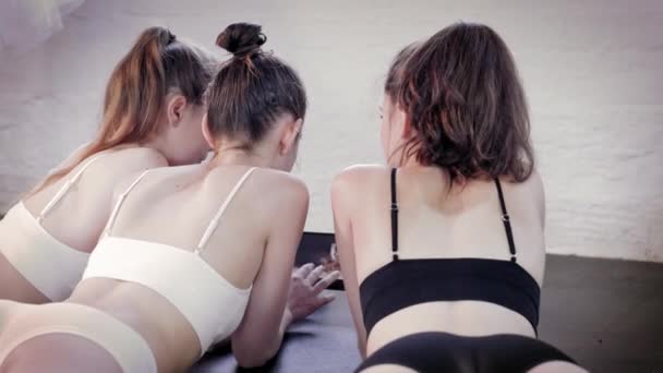 Při Pohledu Digitální Tabletu Baletní Studio Baletka — Stock video