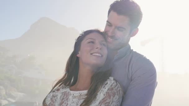 Sorrindo Jovem Casal Abraçando Praia — Vídeo de Stock