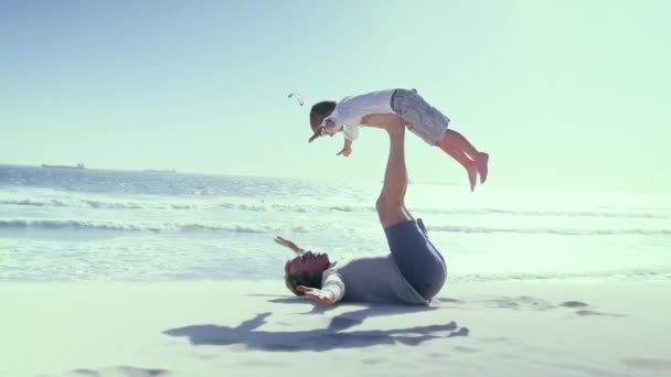 Vista Lateral Del Padre Con Hijo Divirtiéndose Playa — Vídeos de Stock