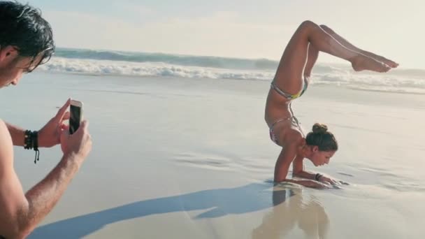 Mujer Haciendo Yoga Playa — Vídeo de stock