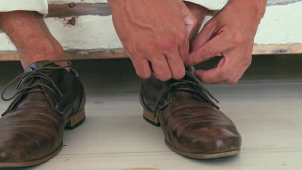 Κοντινό Πλάνο Του Ανθρώπου Αφαίρεση Παπούτσια — Αρχείο Βίντεο