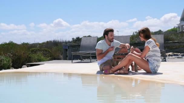 Pareja Joven Jugando Backgammon Piscina — Vídeos de Stock