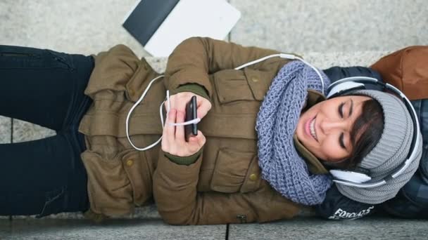 Frau Hört Musik Und Sms Auf Smartphone Freien — Stockvideo