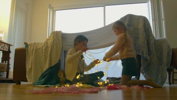 Sisters Untangling String Işıkları Evde — Stok video