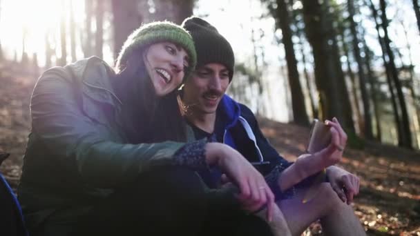 Genç Çift Ormanda Selfie Çekiyor — Stok video