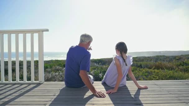 Vista Posteriore Uomo Maturo Ragazza Seduta Sul Patio — Video Stock