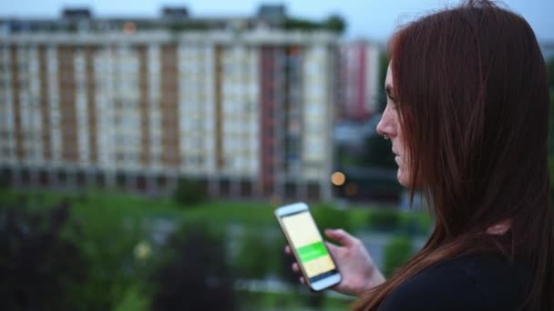 Femme Utilisant Smartphone Dans Quartier Résidentiel — Video