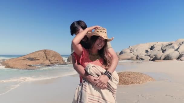 Χαμογελαστός Ζευγάρι Περπατάει Και Αγκαλιάζει Στην Παραλία — Αρχείο Βίντεο