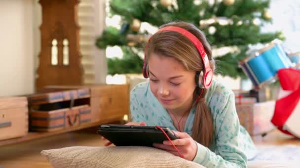 Meisje Met Digitale Tablet Tegen Kerstboom — Stockvideo