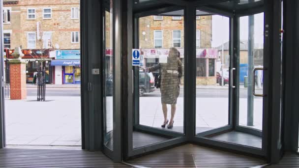 Femme Affaires Marchant Par Porte Tournante Dans Bureau — Video