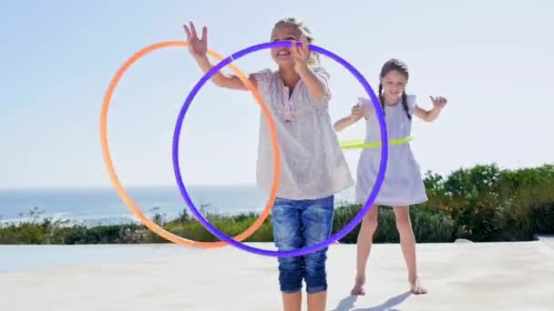 Kızlar Veranda Plastik Hoops Ile Oynuyor — Stok video