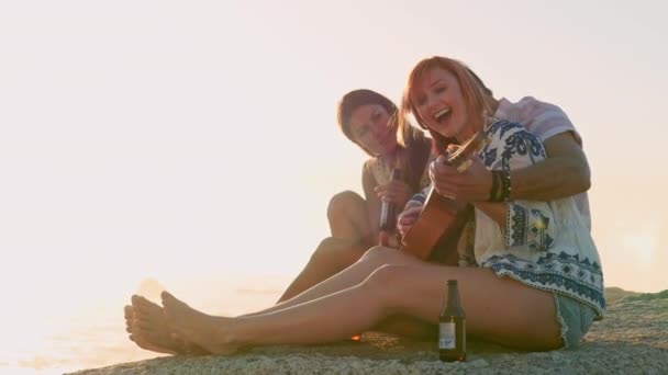 Amigos Relajándose Con Guitarra Acústica Playa — Vídeos de Stock