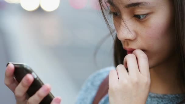 Primer Plano Mujer Joven Usando Smartphone — Vídeos de Stock