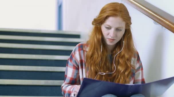 Estudiante Estudiando Las Escaleras — Vídeos de Stock