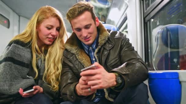 Jeune Couple Utilisant Smartphone Dans Train — Video