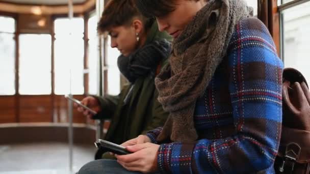 Mujeres Usando Smartphones Teleférico — Vídeo de stock