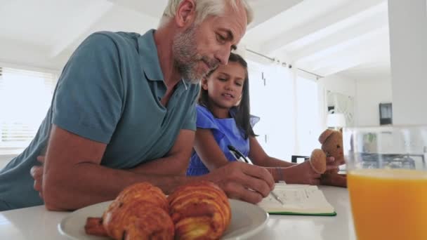 Kız Ile Baba Çözme Denklem Içinde Mutfak — Stok video