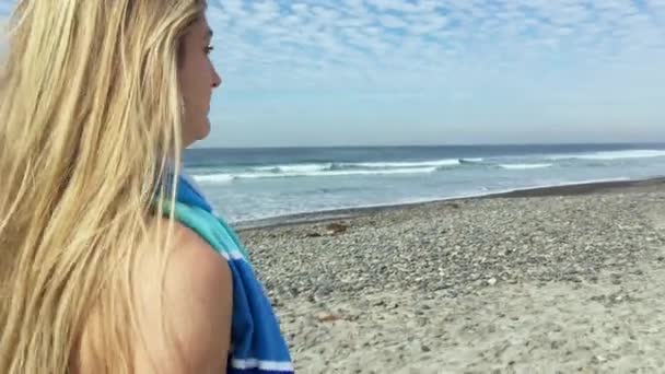 Femme Marchant Sur Plage Jour — Video