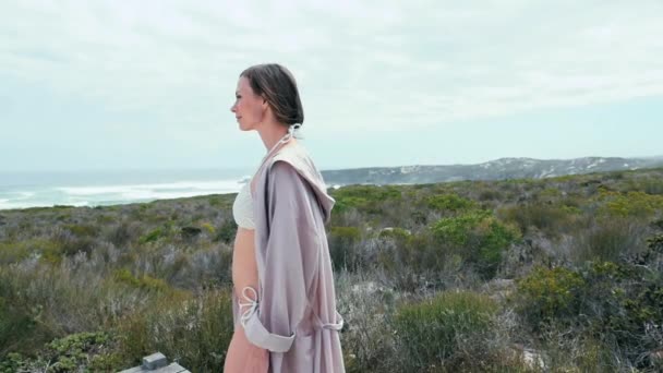 Portret Kobiety Szlafrok Patrząc Morzu — Wideo stockowe