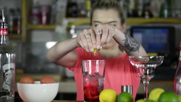 Femme Barman Faire Cocktail — Video