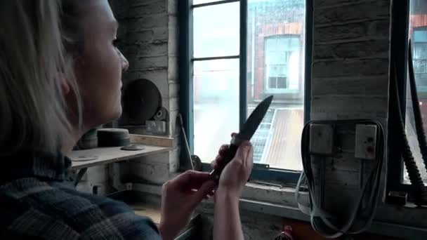 ナイフを調べる女性の肖像 — ストック動画