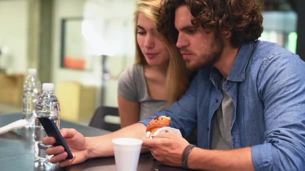 Amigos Usando Teléfono Móvil — Vídeos de Stock