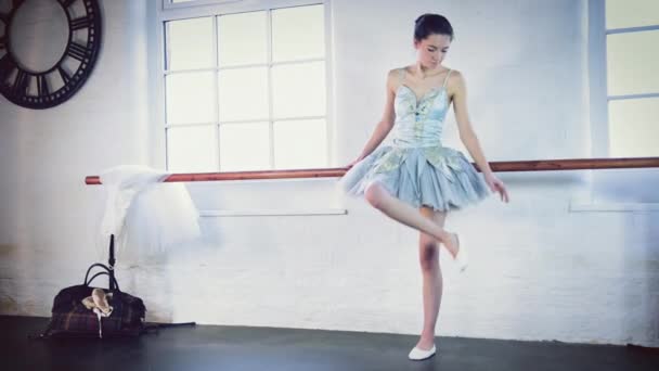 女孩在芭蕾工作室 — 图库视频影像