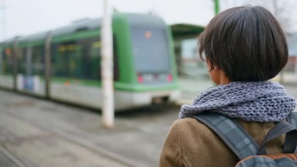 Rückansicht Einer Frau Straßenbahnhaltestelle — Stockvideo