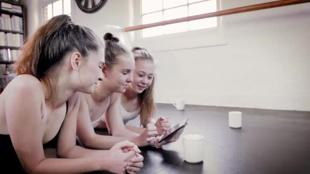 Bailarina Ballet Mirando Tableta Digital Estudio Ballet — Vídeo de stock