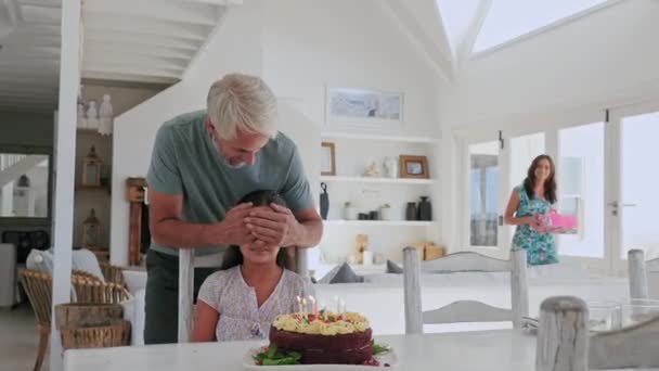 Padres Dando Regalo Cumpleaños Hija — Vídeos de Stock