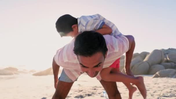 Menino Escalando Nas Costas Pai Praia — Vídeo de Stock