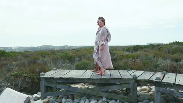 Ενηλίκων Ζευγάρι Στο Αγκάλιασμα Στο Boardwalk Μπουρνούζια — Αρχείο Βίντεο