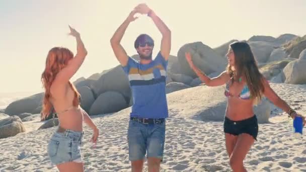 Drie Vrienden Dansen Zandstrand — Stockvideo