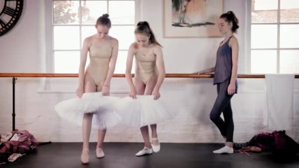 Balletttänzer Legen Tutu Ballettstudio — Stockvideo