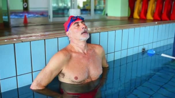 Ανώτερος Άνθρωπος Restringing Στην Πισίνα — Αρχείο Βίντεο