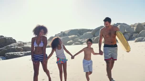 Familie Het Strand Wandelen — Stockvideo