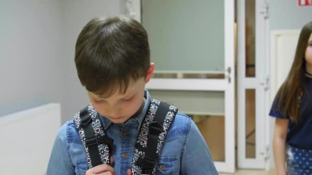 Trauriger Junge Läuft Auf Flur Der Grundschule — Stockvideo