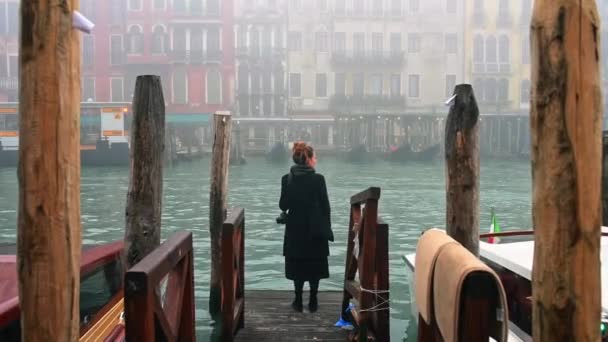 Visão Traseira Mulher Esperando Cais Veneza Itália — Vídeo de Stock