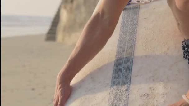Gros Plan Homme Préparation Planche Surf Sur Plage — Video