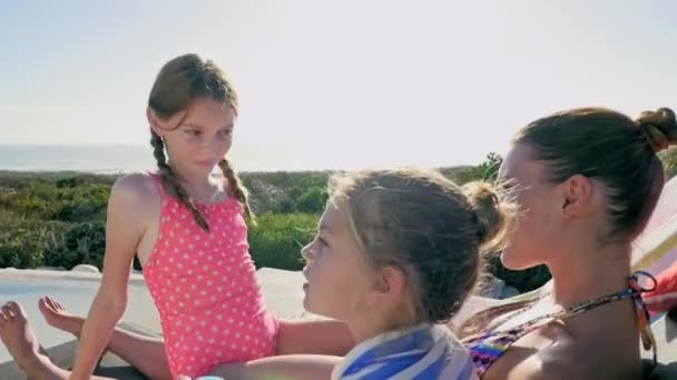 Madre Con Hijas Relajándose Sillón — Vídeos de Stock