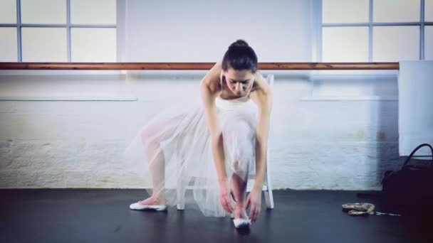 女孩调整芭蕾鞋在舞蹈工作室 — 图库视频影像